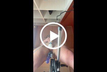 Lola lässt sich im Stehen von der Fickmaschine durchnehmen