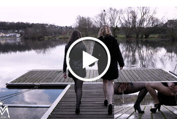 Public Piss Parade 23. Heiße Strumpfhosen, volle Blasen und freches Gekicher auf dem Steg!