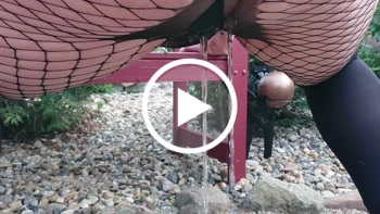 Outdoor Strumpfhose Pissen im Garten