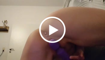 Mein Loch schön gestopft mit Spielzeug bis ich feucht gekommen bin