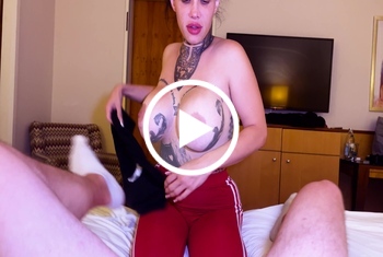 Tattoo-Babe Alessa bläst mich direkt vom Bett