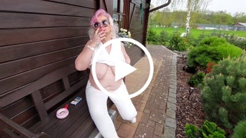 Zigarette und öffentliche Titten Massage nach dem Frühlingsfest