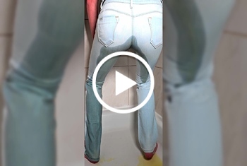 JEANSPISS Ich pisse in meine helle Jeans für dich Wunschvideo