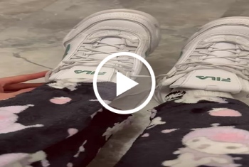 Ich ziehe meine Senker aus und zeige meine Füßchen im Detail