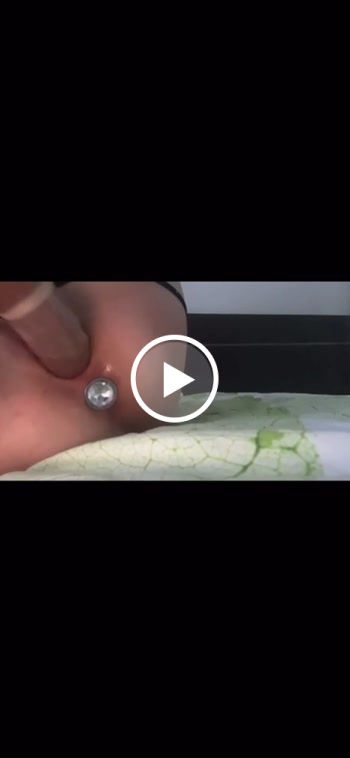 Mit dem Plug im Arsch habe ich es geil meiner Muschi besorgt bis sie spritzt