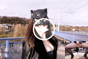 Public Piss Parade 22. Golden Rain auf der Brücke