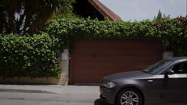 Real estate agent fucks his busty arab client in every room of the house- Yasmina Khan